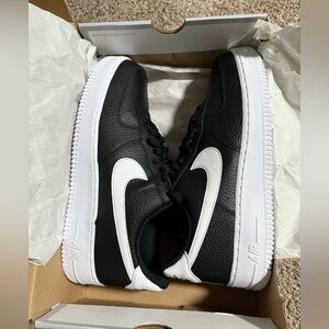 Black and White Nike Air Force 1 men’s size 10.5 women’s 12